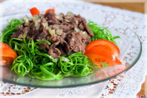 Đổi vị ngày hè bằng cách nộm rau muống thịt bò缩略图