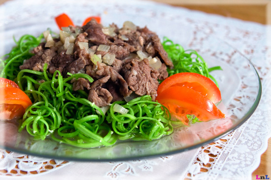 Đổi vị ngày hè bằng cách nộm rau muống thịt bò缩略图