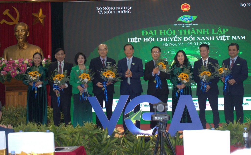 Thành lập Hiệp hội Chuyển đổi xanh Việt Nam, thúc đẩy “giải pháp kép” xanh hóa – số hóa缩略图 Nguyên Ủy viên Trung ương Đảng, nguyên Bộ trưởng Bộ Nông nghiệp và Nông thôn Nguyễn Xuân Cường chúc mừng Hiệp hội. Ảnh: Hoàng Sơn/HNM