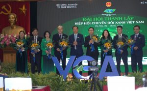 Nguyên Ủy viên Trung ương Đảng, nguyên Bộ trưởng Bộ Nông nghiệp và Nông thôn Nguyễn Xuân Cường chúc mừng Hiệp hội. Ảnh: Hoàng Sơn/HNM