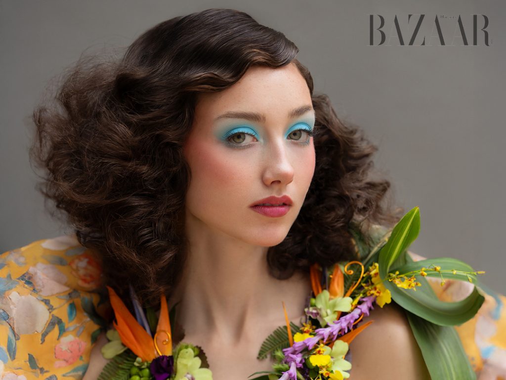 Phụ nữ và hoa tượng trưng cho vẻ đẹp trường tồn nhưng vẫn luôn hiện đại缩略图