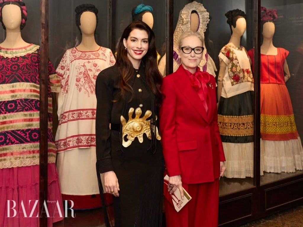 Andrea Sachs và Miranda Priestly mặc đồ đôi quảng bá The Devil Wears Prada 2缩略图