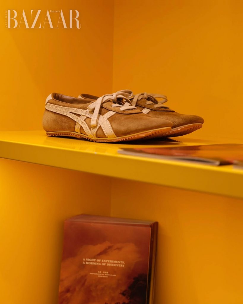 Kết hợp cùng Onitsuka Tiger, Dario Vitale kịp tung giày hit trước khi rời Versace缩略图 Kết hợp cùng Onitsuka Tiger, Dario Vitale kịp tung giày hit trước khi rời Versace缩略图