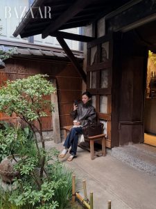 Văn Mai Hương “nhập gia tùy tục” tại Nhật với giày tabi缩略图