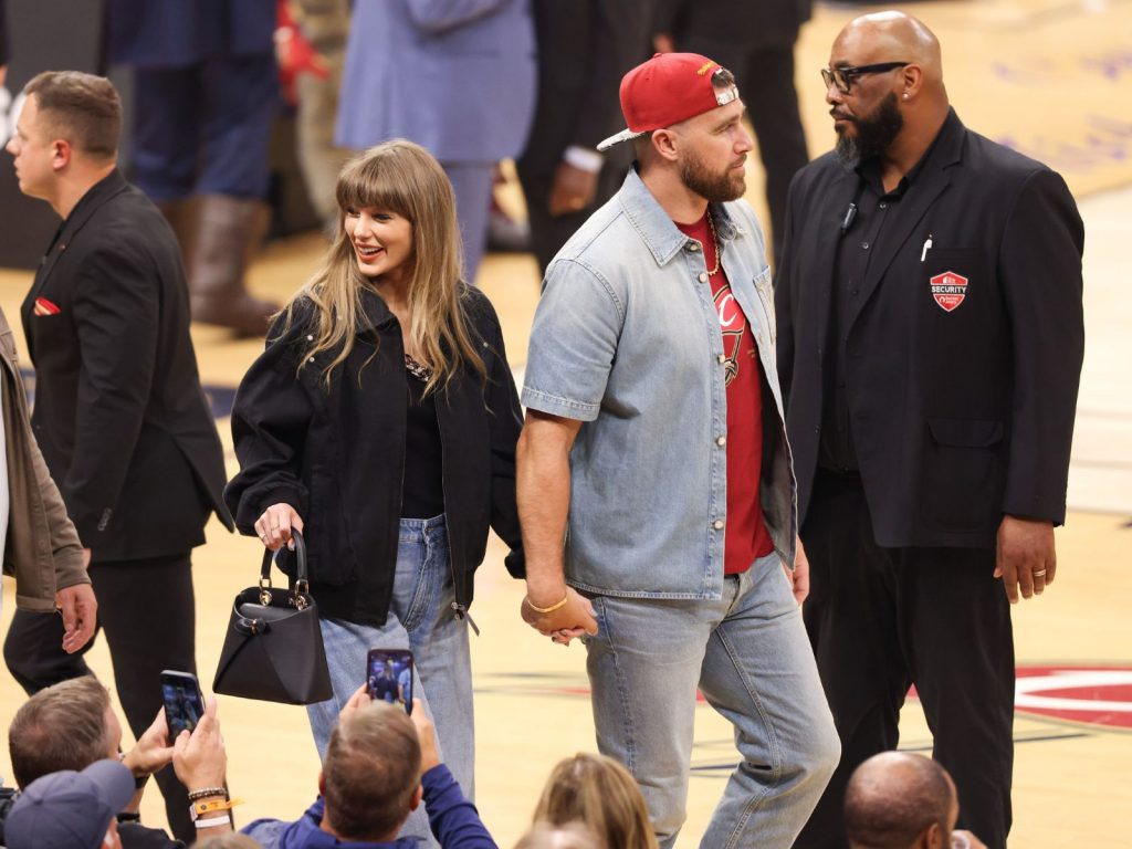Taylor Swift mang túi Dior Cigale đến NBA để đựng gì?缩略图
