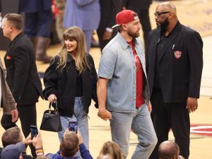 Taylor Swift mang túi Dior Cigale đến NBA để đựng gì?缩略图