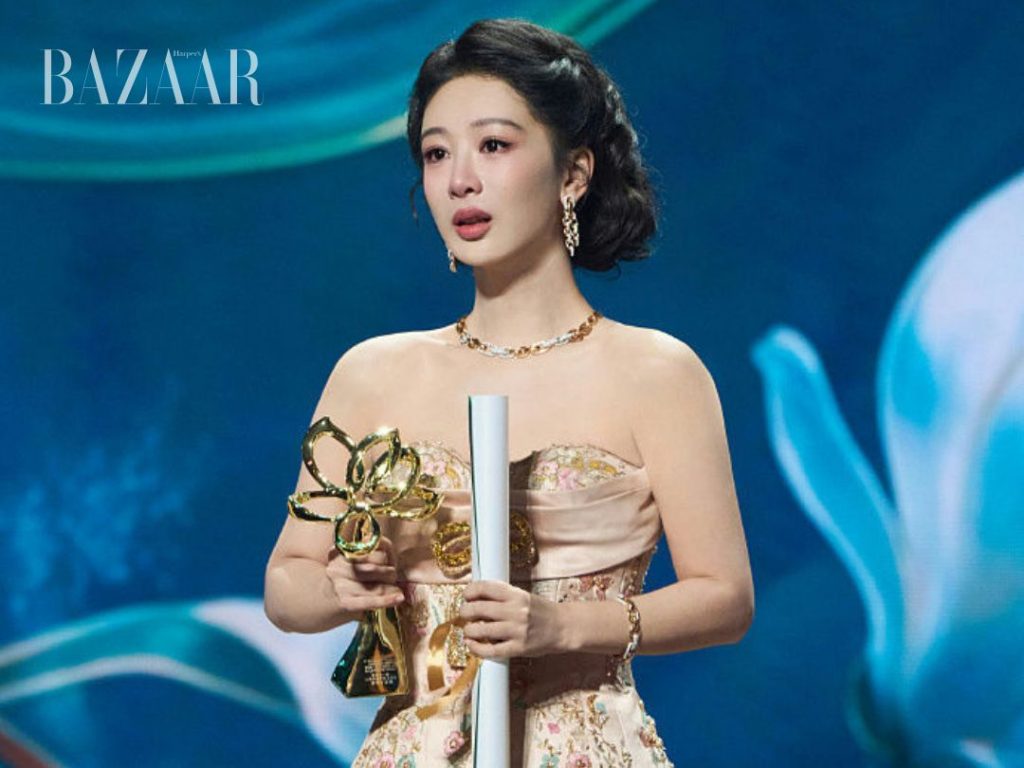 Dương Tử bật khóc khi chạm tay vào cúp Thị Hậu Bạch Ngọc Lan缩略图
