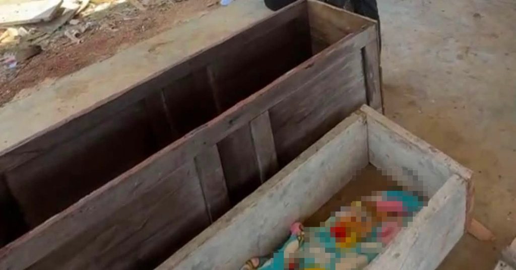 Hai chị em sang nhà hàng xóm chơi, người mẹ đi tìm phát hiện chuyện đau lòng缩略图
