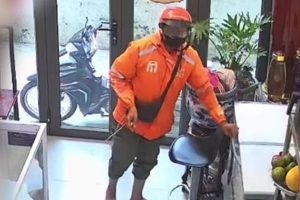Shipper đến lấy đơn hàng bỗng đòi mở tủ đông, diễn biến sau đó khiến chủ nhà đăng camera cho &amp;apos;cả nước xem&amp;apos;缩略图