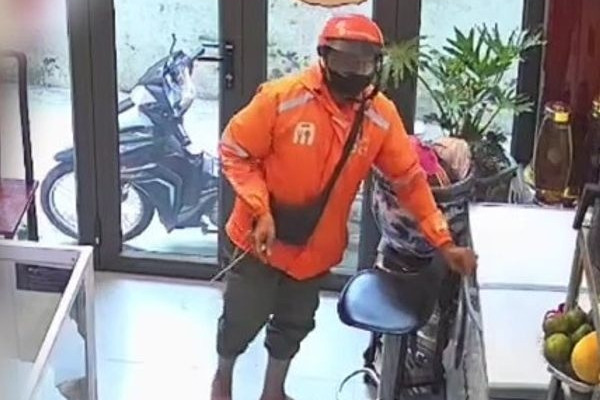 Shipper đến lấy đơn hàng bỗng đòi mở tủ đông, diễn biến sau đó khiến chủ nhà đăng camera cho &amp;apos;cả nước xem&amp;apos;缩略图