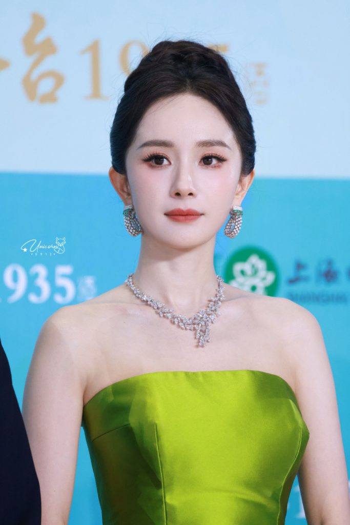 Thảm đỏ hot nhất hôm nay: Dương Mịch – Dương Tử đọ sắc gây cấn, Tiêu Chiến xuống cấp trầm trọng缩略图