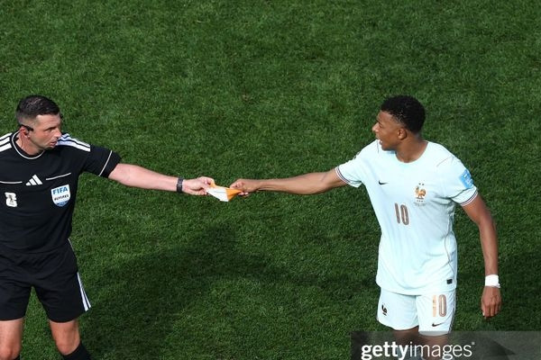 Viral khoảnh khắc Mbappe điềm nhiên nhờ trọng tài ship hàng ngay trên sân缩略图