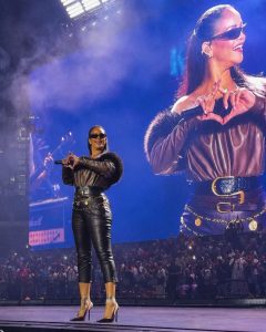 Rihanna tái xuất sân khấu với xu hướng thời trang gây tranh cãi nhất mùa hè缩略图