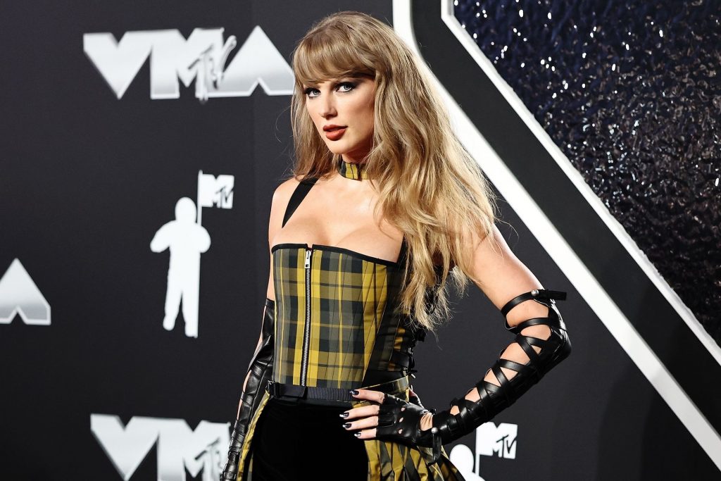 Taylor Swift và Dior: Khi sự nữ tính không đối lập với quyền lực缩略图