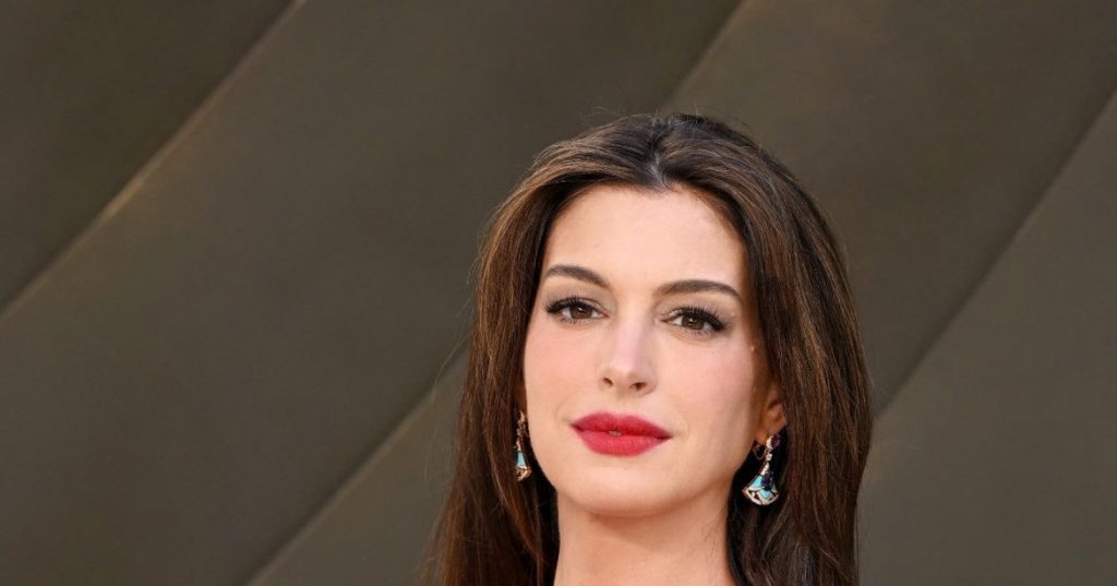 Anne Hathaway bế bụng bầu dự ra mắt The Odyssey, nhan sắc gây ngỡ ngàng缩略图