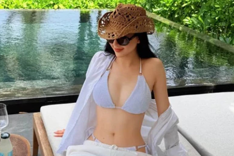 Áo sơ mi hững hờ khoe trọn eo thon cùng cơ bụng số 11 săn chắc, Bùi Quỳnh Hoa khiến fan 'đứng ngồi không yên'缩略图 Áo sơ mi hững hờ khoe trọn eo thon cùng cơ bụng số 11 săn chắc, Bùi Quỳnh Hoa khiến fan 'đứng ngồi không yên'缩略图