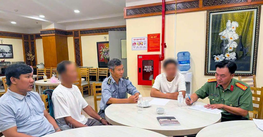 Bẻ hơn 10kg san hô ở biển Nha Trang, hai du khách bị phạt 50 triệu đồng缩略图 Bẻ hơn 10kg san hô ở biển Nha Trang, hai du khách bị phạt 50 triệu đồng缩略图
