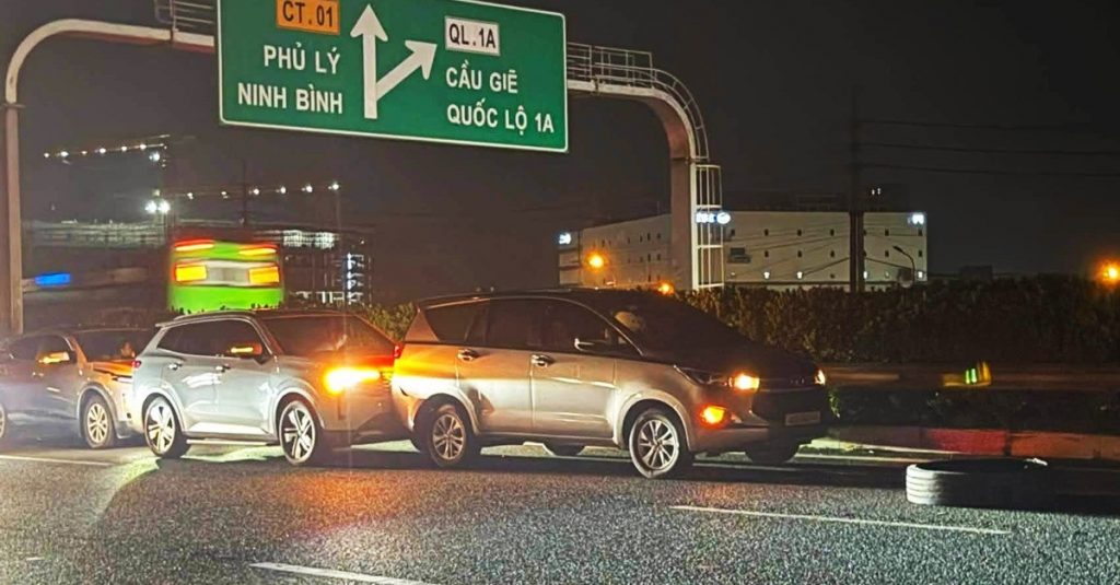 Cảnh sát truy tìm ô tô làm rơi vỏ lốp trên cao tốc, gây tai nạn liên hoàn缩略图 Cảnh sát truy tìm ô tô làm rơi vỏ lốp trên cao tốc, gây tai nạn liên hoàn缩略图