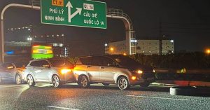 Cảnh sát truy tìm ô tô làm rơi vỏ lốp trên cao tốc, gây tai nạn liên hoàn缩略图