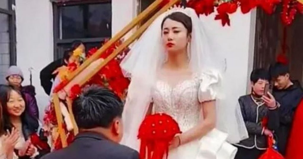 Chú rể quỳ gối trao hoa, cô dâu dâu liên tục 'biểu cảm lạ', lạnh lùng quay đi: Chua xót câu chuyện phía sau缩略图 Chú rể quỳ gối trao hoa, cô dâu dâu liên tục 'biểu cảm lạ', lạnh lùng quay đi: Chua xót câu chuyện phía sau缩略图