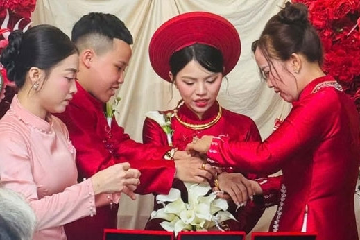 Xôn xao đám cưới ‘không chú rể' ở miền Tây, hai gia đình tặng 11 sổ đỏ, 5 cây vàng缩略图 Xôn xao đám cưới ‘không chú rể' ở miền Tây, hai gia đình tặng 11 sổ đỏ, 5 cây vàng缩略图