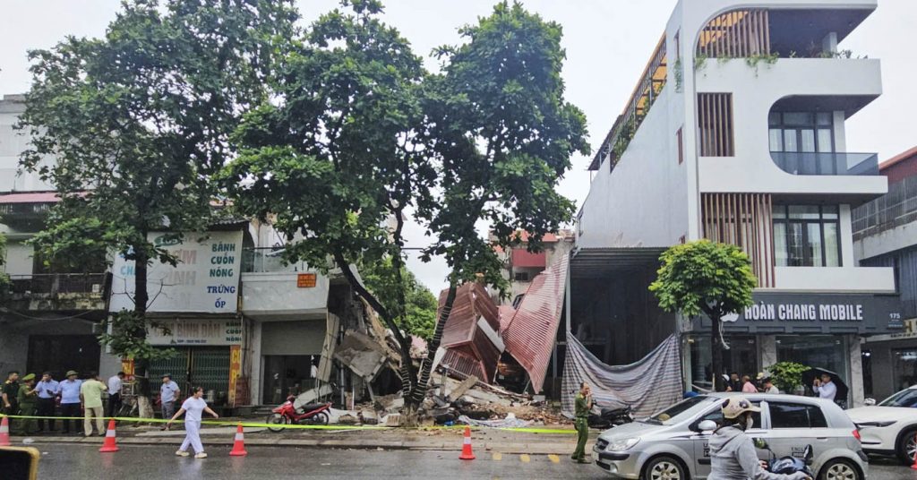 Đang tháo dỡ, hai căn nhà liền kề của cùng một chủ bất ngờ đổ sập缩略图 Đang tháo dỡ, hai căn nhà liền kề của cùng một chủ bất ngờ đổ sập缩略图