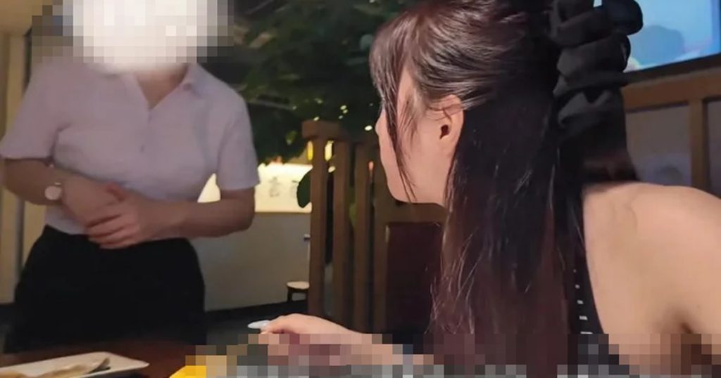 Đi ăn một mình, nữ blogger bị cả nhà hàng 'quây' ép vào phòng kín gặp 'tổng tài'缩略图 Đi ăn một mình, nữ blogger bị cả nhà hàng 'quây' ép vào phòng kín gặp 'tổng tài'缩略图