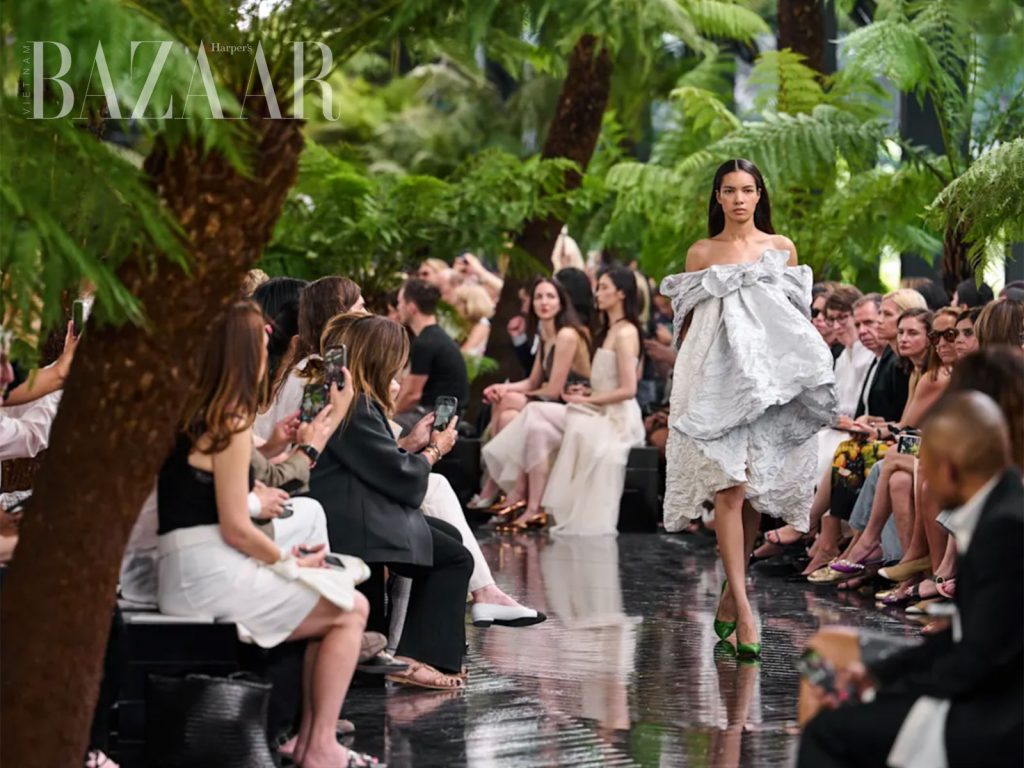 Vừa thiết kế váy cưới cho Taylor Swift, Dior trình làng luôn BST Haute Couture Thu Đông 2026缩略图 Vừa thiết kế váy cưới cho Taylor Swift, Dior trình làng luôn BST Haute Couture Thu Đông 2026缩略图