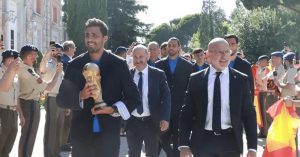Đội tuyển Tây Ban Nha suit chỉn chu diện kiến hoàng gia sau chức vô địch World Cup 2026缩略图