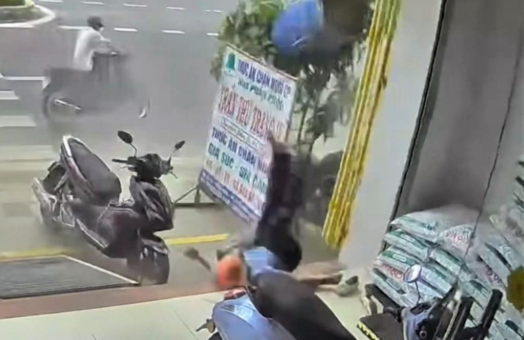 Khoảnh khắc thùng phuy phát nổ như bom, hất văng người đàn ông trên vỉa hè缩略图 Khoảnh khắc thùng phuy phát nổ như bom, hất văng người đàn ông trên vỉa hè缩略图