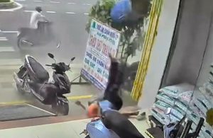 Khoảnh khắc thùng phuy phát nổ như bom, hất văng người đàn ông trên vỉa hè缩略图