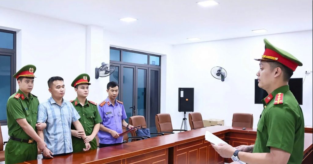 Lệnh giữ khẩn cấp giáo viên Trường THPT Chuyên Tuyên Quang trong vụ 146 điểm 10 môn Toán缩略图 Lệnh giữ khẩn cấp giáo viên Trường THPT Chuyên Tuyên Quang trong vụ 146 điểm 10 môn Toán缩略图