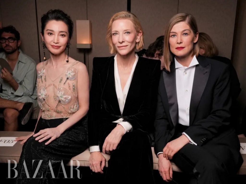 Lý Băng Băng duyên dáng dù mặc áo xuyên thấu dự show Armani Privé缩略图 Lý Băng Băng duyên dáng dù mặc áo xuyên thấu dự show Armani Privé缩略图