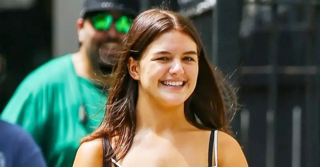 Lý do khiến Suri Cruise – con gái của tài tử Tom Cruise cắt đứt mối liên hệ pháp lý với cha ruột缩略图 Lý do khiến Suri Cruise – con gái của tài tử Tom Cruise cắt đứt mối liên hệ pháp lý với cha ruột缩略图
