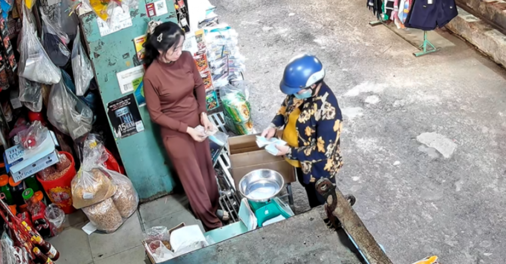 Mẹ mất đã 2 năm, khách hàng vẫn tìm đến trả món nợ cũ khiến con gái nghẹn ngào缩略图