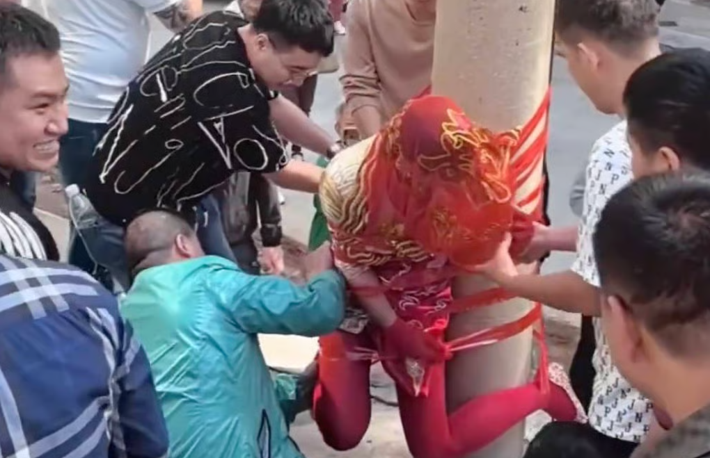 Phù dâu gãy cột sống vì trò đùa lố trong đám cưới, cô dâu chú rể phải bồi thường缩略图 Phù dâu gãy cột sống vì trò đùa lố trong đám cưới, cô dâu chú rể phải bồi thường缩略图