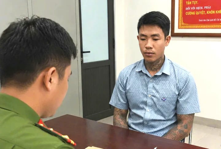 Tạm giữ kẻ côn đồ dùng tuýp sắt đánh người rồi hỏi 'mày biết bố mày là thằng nào?'缩略图 Tạm giữ kẻ côn đồ dùng tuýp sắt đánh người rồi hỏi 'mày biết bố mày là thằng nào?'缩略图