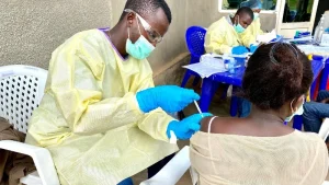 Nhân viên y tế tiêm vaccine phòng Ebola cho người dân tại Bắc Kivu, Cộng hòa Dân chủ Congo. (Ảnh: THX/TTXVN)