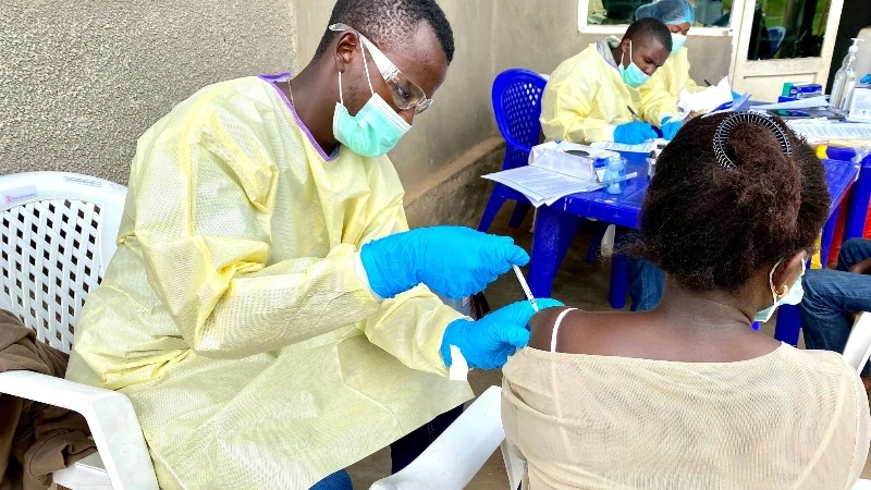 Dịch Ebola: Chính thức mở đăng ký thử nghiệm lâm sàng tại Cộng hòa Dân chủ Congo缩略图 Nhân viên y tế tiêm vaccine phòng Ebola cho người dân tại Bắc Kivu, Cộng hòa Dân chủ Congo. (Ảnh: THX/TTXVN)