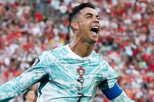Vỡ oà cảm xúc: Ronaldo đi vào lịch sử, lần đầu tiên ghi bàn ở vòng knock-out World Cup缩略图 Vỡ oà cảm xúc: Ronaldo đi vào lịch sử, lần đầu tiên ghi bàn ở vòng knock-out World Cup缩略图