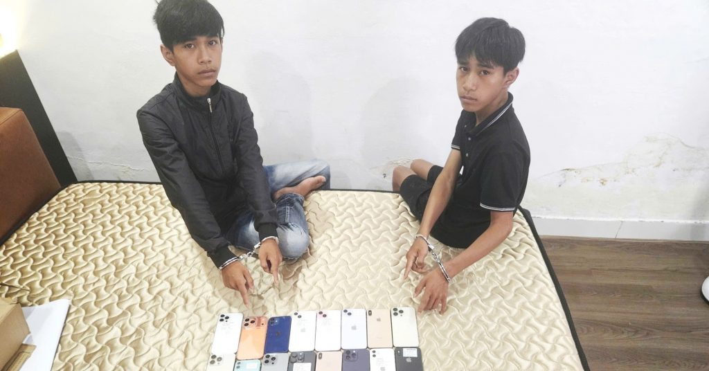 Bắt anh em sinh đôi 17 tuổi trộm 27 iPhone ở Đà Nẵng缩略图 Bắt anh em sinh đôi 17 tuổi trộm 27 iPhone ở Đà Nẵng缩略图