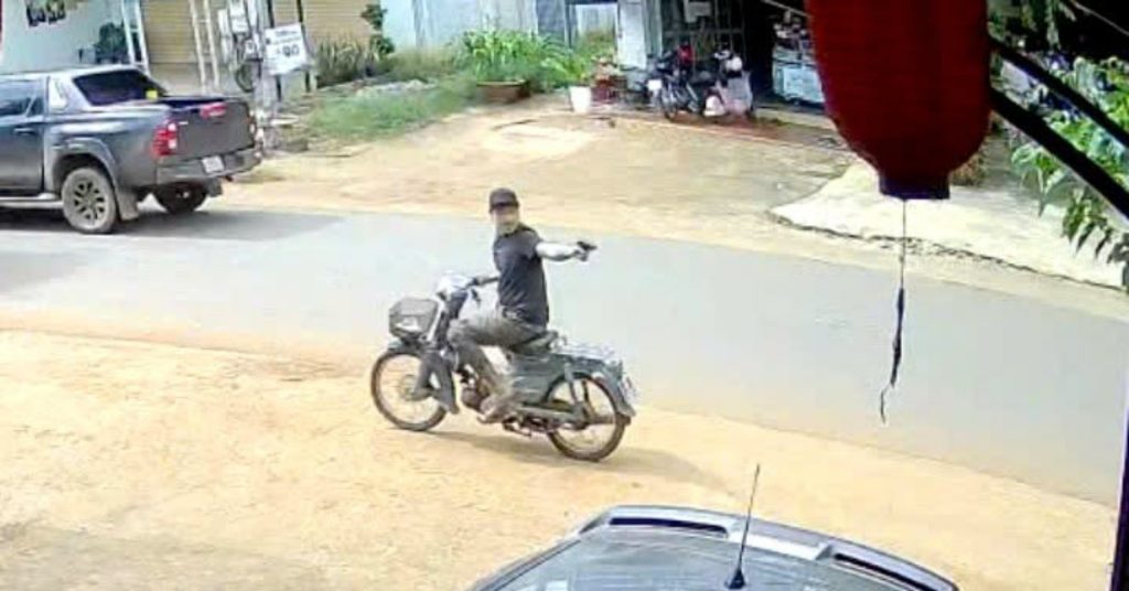 Bắt giữ nghi phạm cầm súng đe dọa nhóm người đuổi theo đòi 500.000 đồng缩略图 Bắt giữ nghi phạm cầm súng đe dọa nhóm người đuổi theo đòi 500.000 đồng缩略图