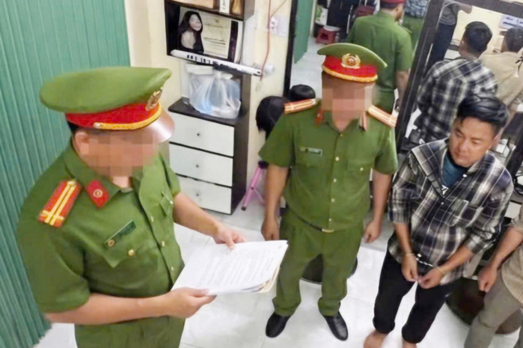 Bắt khẩn cấp nhóm đối tượng dùng còng số 8 khống chế người, ép viết giấy nợ缩略图 Bắt khẩn cấp nhóm đối tượng dùng còng số 8 khống chế người, ép viết giấy nợ缩略图