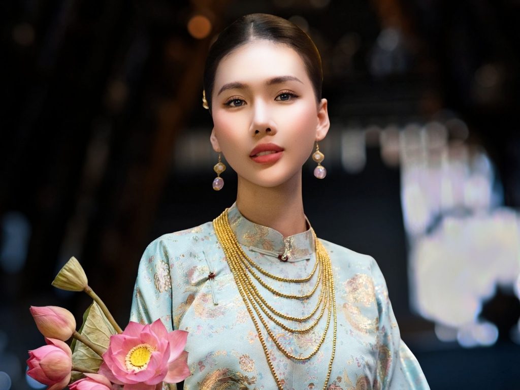 Hoa hậu Bùi Quỳnh Hoa lấn sân điện ảnh với phim Chị Chị Em Em 3缩略图 Hoa hậu Bùi Quỳnh Hoa lấn sân điện ảnh với phim Chị Chị Em Em 3缩略图