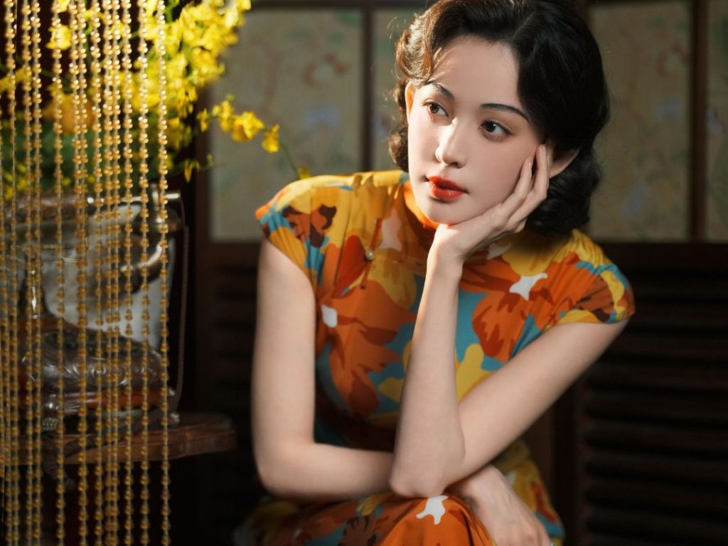 Đóng phim Tỉnh Lại, điệp viên Cổ Lực Na Trát dùng đường xẻ sườn xám để truyền tin mật缩略图