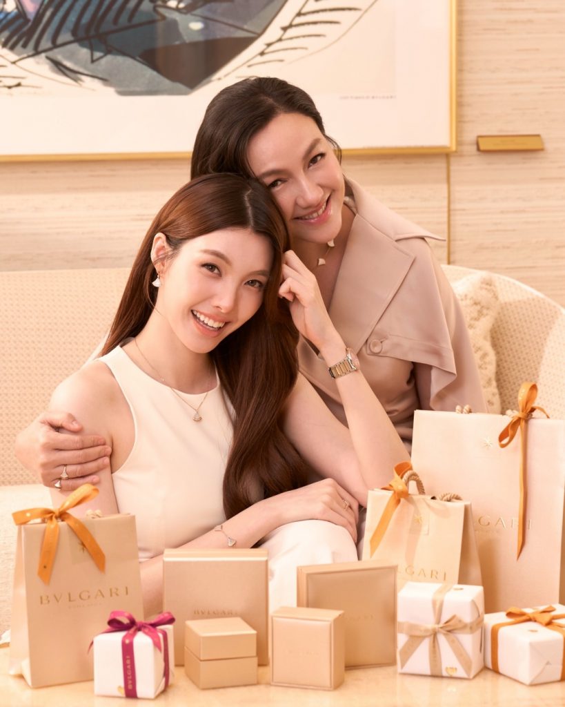Orm Kornnaphat tặng mẹ chiếc đồng hồ hơn 200 triệu đồng缩略图 Orm Kornnaphat tặng mẹ chiếc đồng hồ hơn 200 triệu đồng缩略图