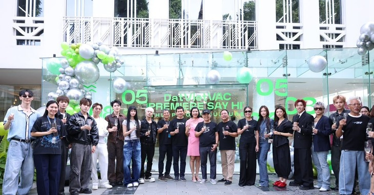 Các &amp;apos;anh trai&amp;apos;, fan hâm mộ có mặt ủng hộ ngày DatVietVAC IPO缩略图