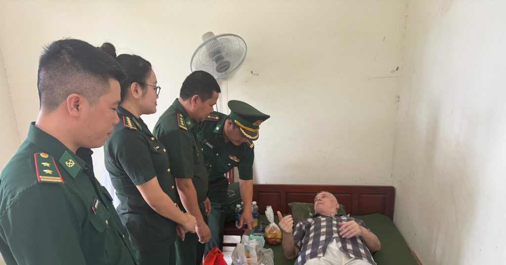 Cấp cứu kịp thời du khách nước ngoài ngã quỵ ở cửa khẩu quốc tế Lao Bảo缩略图 Cấp cứu kịp thời du khách nước ngoài ngã quỵ ở cửa khẩu quốc tế Lao Bảo缩略图
