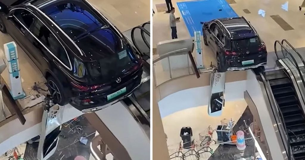 Chiếc Mercedes lao xuyên lan can trung tâm thương mại, suýt rơi xuống tầng dưới sau pha lùi xe bất ngờ khiến ai cũng hoảng hốt缩略图 Chiếc Mercedes lao xuyên lan can trung tâm thương mại, suýt rơi xuống tầng dưới sau pha lùi xe bất ngờ khiến ai cũng hoảng hốt缩略图