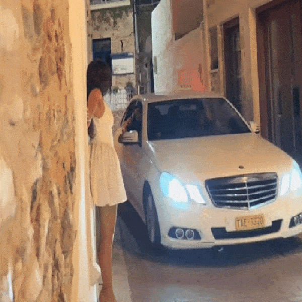 Chuyện gì xảy ra với cô gái đang quay clip trên phố thì người đàn ông đi xe Mercedes đột ngột đến nắm tay?缩略图 Chuyện gì xảy ra với cô gái đang quay clip trên phố thì người đàn ông đi xe Mercedes đột ngột đến nắm tay?缩略图